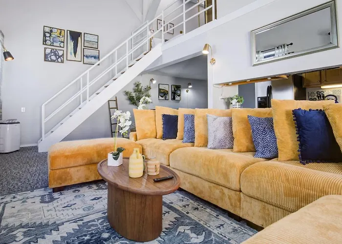 Downtown Penthouse I Vintage , Gym & Balcony #5 * Чикаго