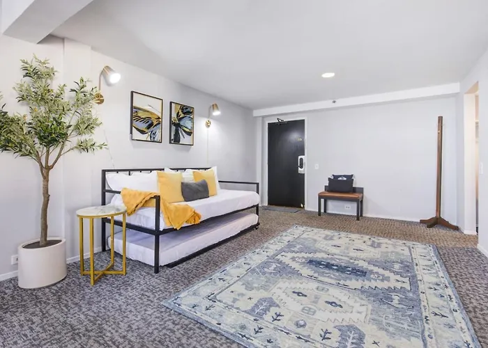 Downtown Penthouse I Vintage , Gym & Balcony #5 Апартаменты