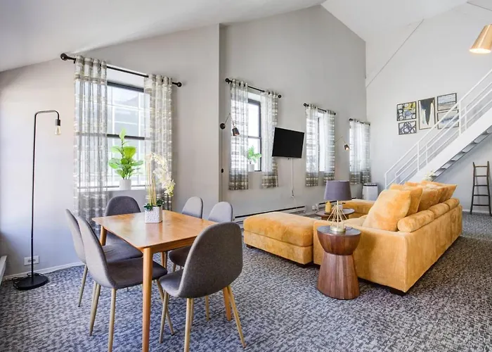Downtown Penthouse I Vintage , Gym & Balcony #5 Апартаменты Чикаго